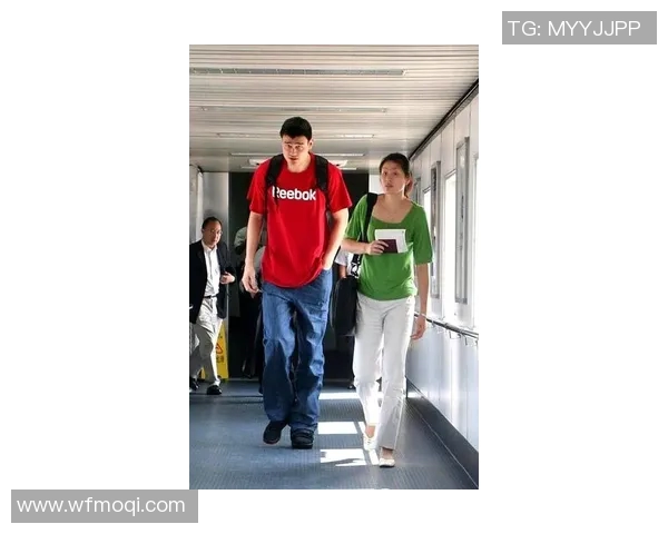 姚明夫妇携手逛街尽显甜蜜恩爱引发路人围观热议