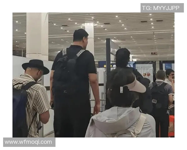 姚明东京机场亲民互动引发热议球迷纷纷合影留念展现体育明星魅力 姚明东京机场亲民互动引发热议球迷纷纷合影留念展现体育明星魅力