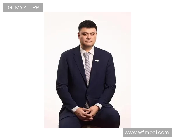 姚明身披国徽展现中国篮球精神引领新时代体育风潮