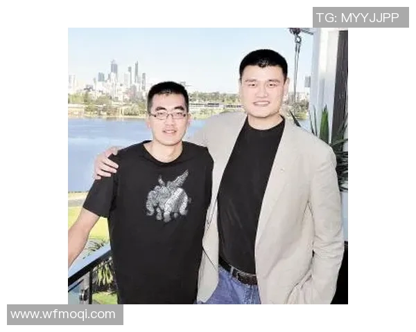 姚明抛媚眼引发热议球场之外的魅力与风采让人惊艳