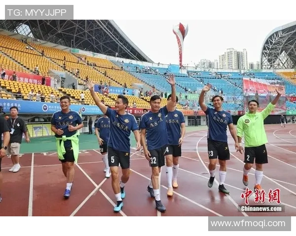 国际足球明星同框瞬间展现球场魅力与友谊的珍贵合影