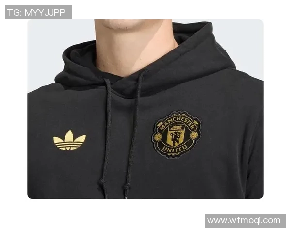 老男人足球明星卫衣时尚潮流解析与搭配技巧分享