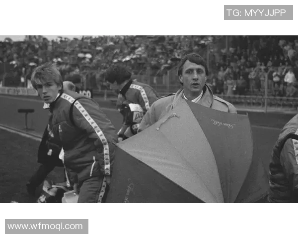 足球传奇约翰克鲁伊夫的辉煌生涯与对足球的深远影响