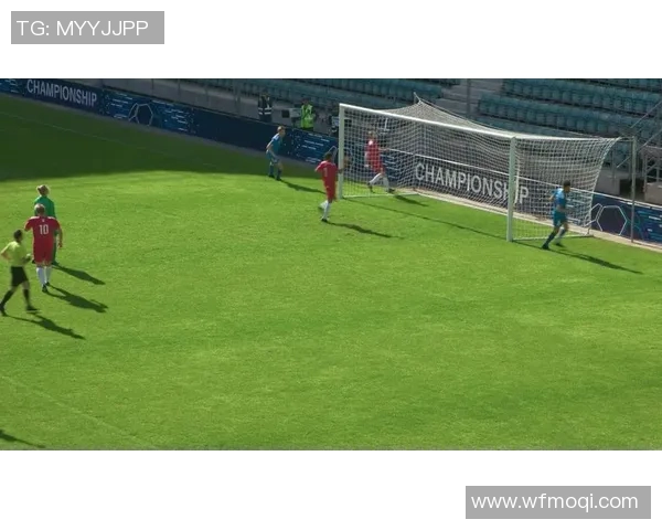 足球明星激情四射踢球瞬间精彩捕捉砸向球门的震撼画面